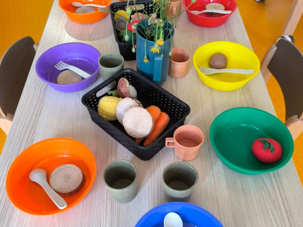 table et dinette avec des fleurs